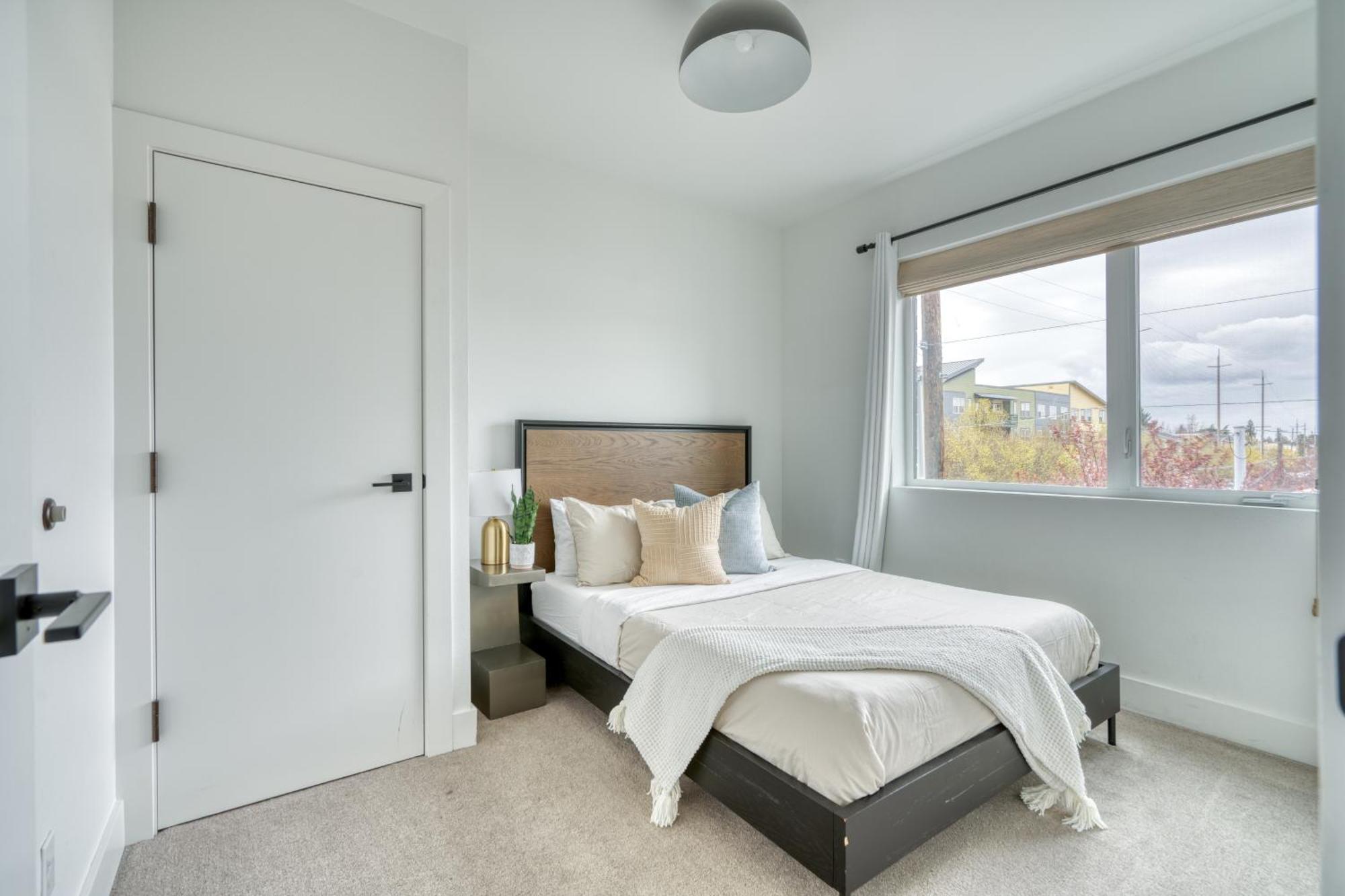 Collection - Designer 2br Alberta Arts District 90 Walkscore Apartment *